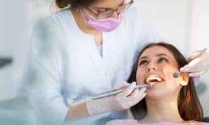 odontologo paslaugos klinikoje ir namuose
